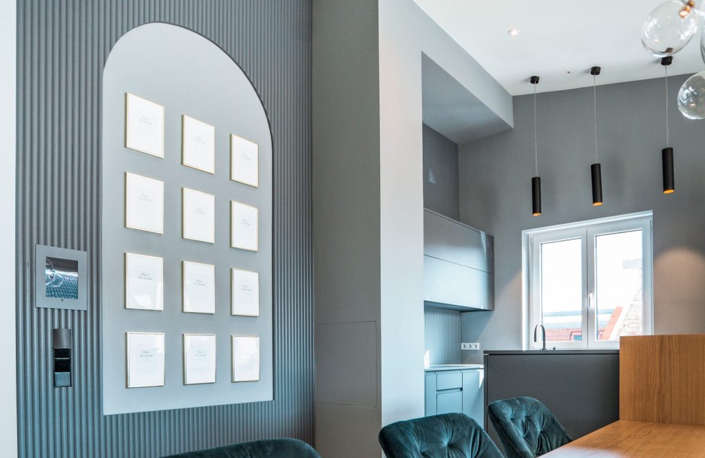 Dreidimensionale Wandverkleidungen in einer modern eingerichteten Wohnung