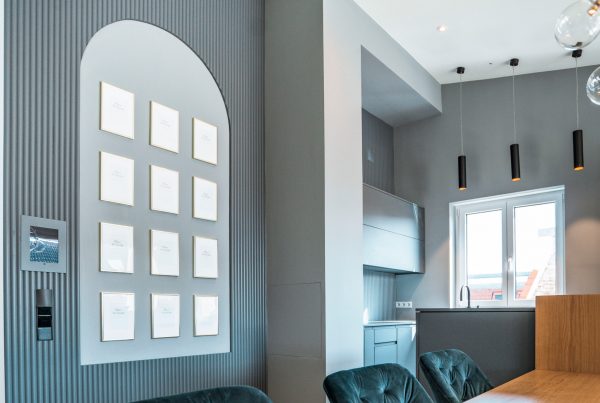 Dreidimensionale Wandverkleidungen in einer modern eingerichteten Wohnung