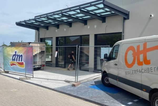 Das Auto des Malerfachbetriebs Ott vor dem dm Drogeriemarkt in Flehingen